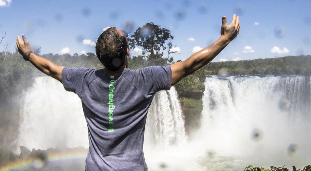 Mira cómo el kayakista Pedro Oliva afronta una catarata de 25 metros en el nuevo vídeo de La conquista de Uncharted