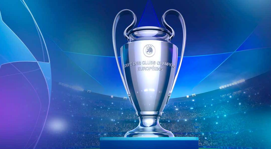 Hazte una foto con la Copa de la UEFA Champions League PlayStation