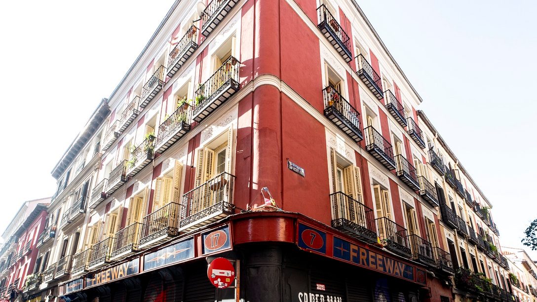 Un espectacular grafiti de Marvel’s Spider-Man: Miles Morales invade la fachada del local Freeway en Madrid