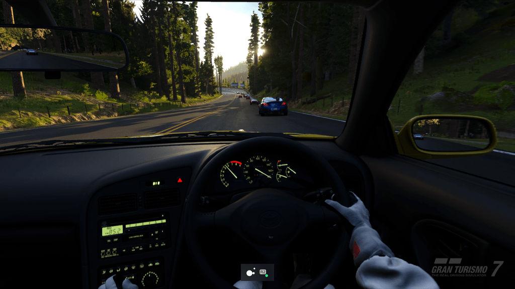 Captura de pantalla de Gran Turismo 7 para PS5 en la que se muestra el modo de alternancia activado para el botón "R2" del mando Access